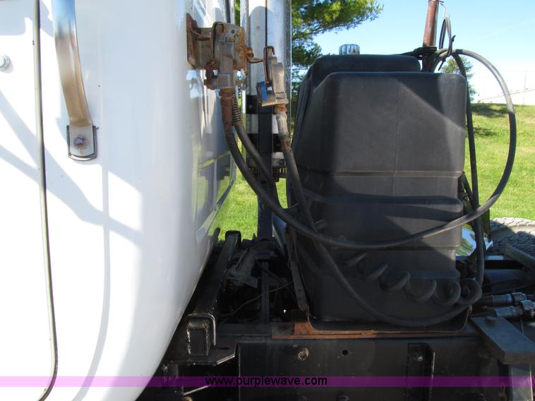 image for item E4596 1988 Mack R690ST semi truck