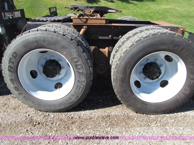 image for item E4596 1988 Mack R690ST semi truck