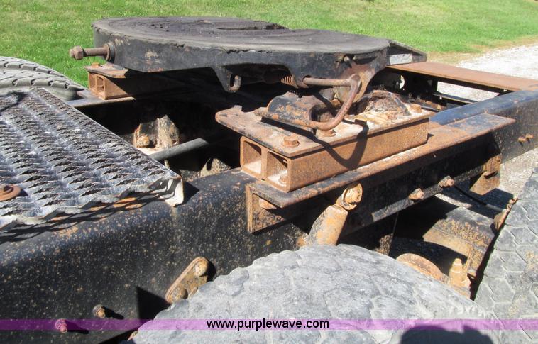 image for item E4596 1988 Mack R690ST semi truck