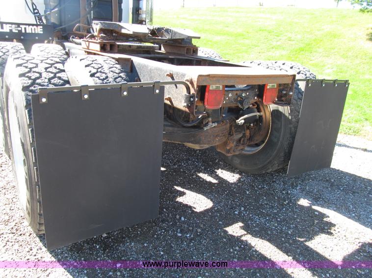 image for item E4596 1988 Mack R690ST semi truck