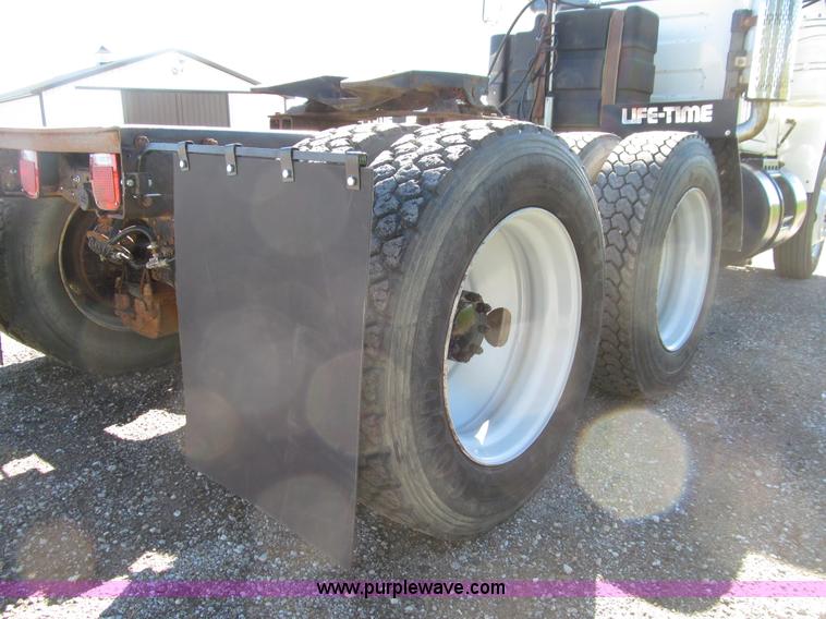 image for item E4596 1988 Mack R690ST semi truck