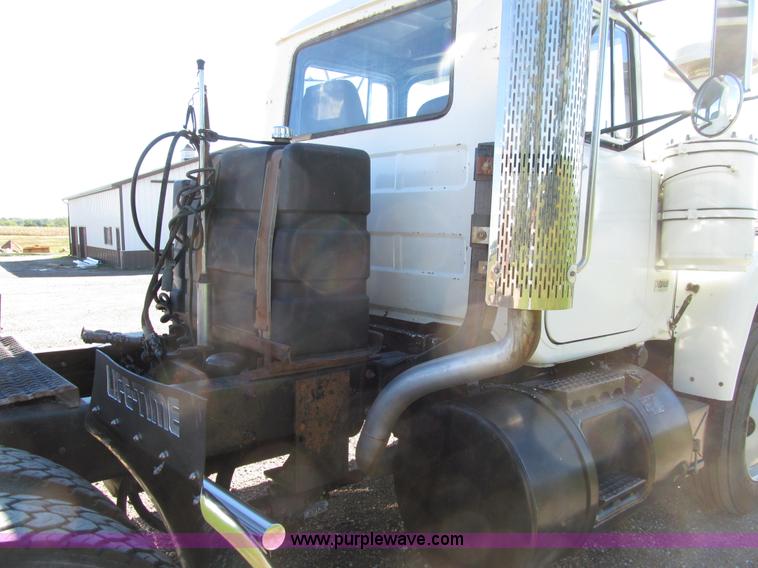 image for item E4596 1988 Mack R690ST semi truck