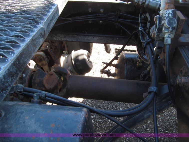 image for item E4596 1988 Mack R690ST semi truck