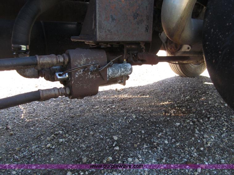 image for item E4596 1988 Mack R690ST semi truck