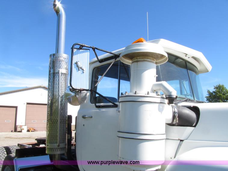 image for item E4596 1988 Mack R690ST semi truck