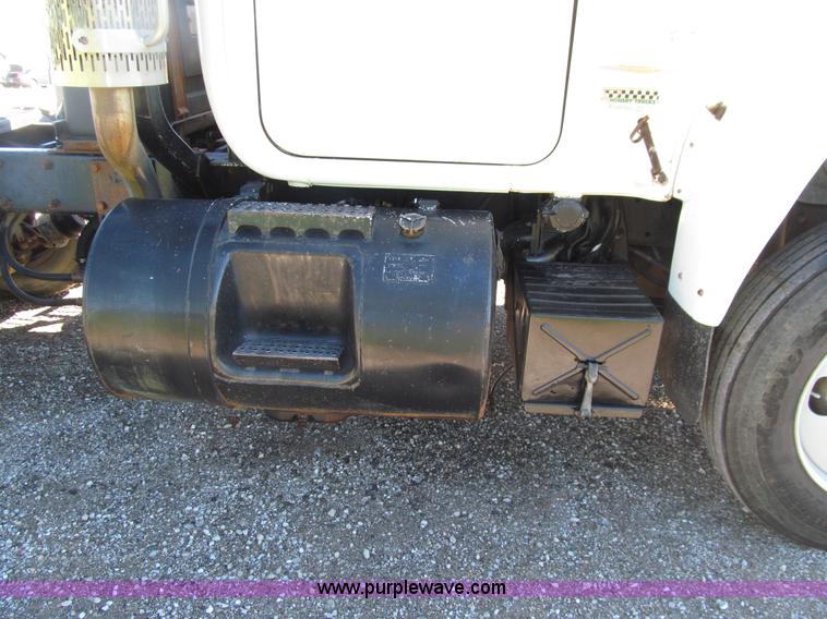 image for item E4596 1988 Mack R690ST semi truck