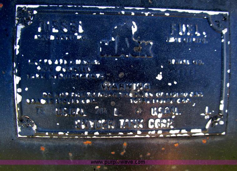 image for item E4596 1988 Mack R690ST semi truck