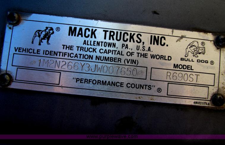 image for item E4596 1988 Mack R690ST semi truck