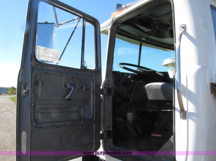 image for item E4596 1988 Mack R690ST semi truck