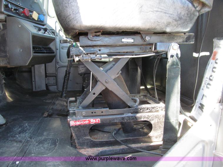 image for item E4596 1988 Mack R690ST semi truck