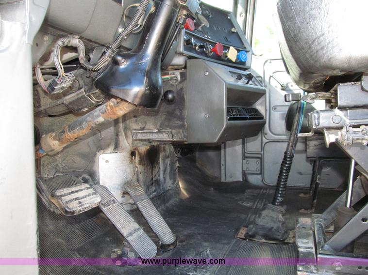 image for item E4596 1988 Mack R690ST semi truck