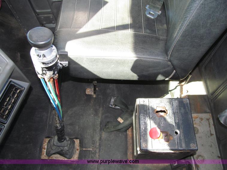 image for item E4596 1988 Mack R690ST semi truck