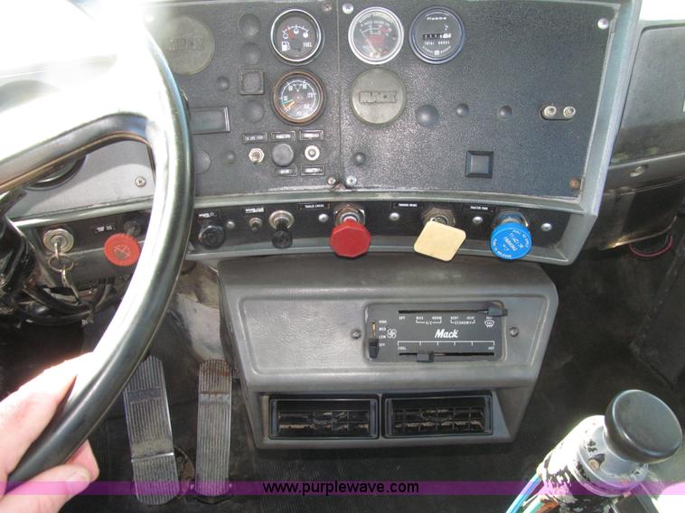 image for item E4596 1988 Mack R690ST semi truck