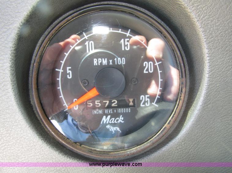 image for item E4596 1988 Mack R690ST semi truck