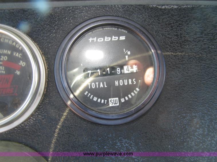 image for item E4596 1988 Mack R690ST semi truck