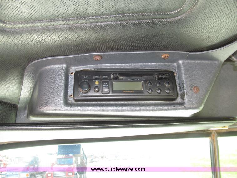 image for item E4596 1988 Mack R690ST semi truck