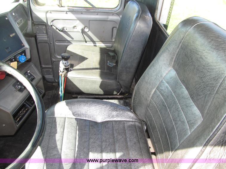 image for item E4596 1988 Mack R690ST semi truck