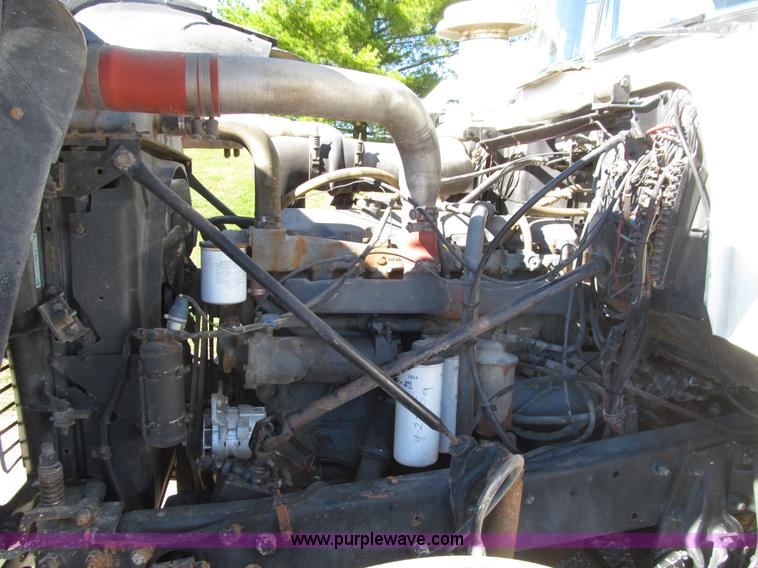 image for item E4596 1988 Mack R690ST semi truck