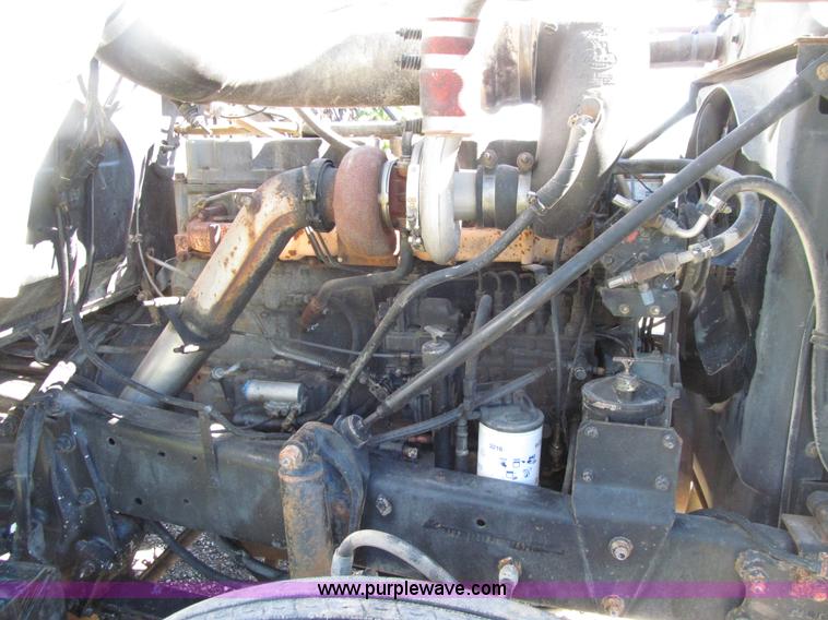 image for item E4596 1988 Mack R690ST semi truck