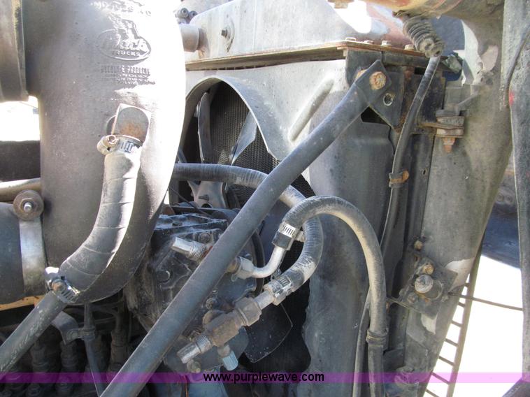 image for item E4596 1988 Mack R690ST semi truck