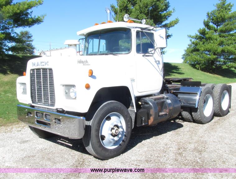 image for item E4596 1988 Mack R690ST semi truck
