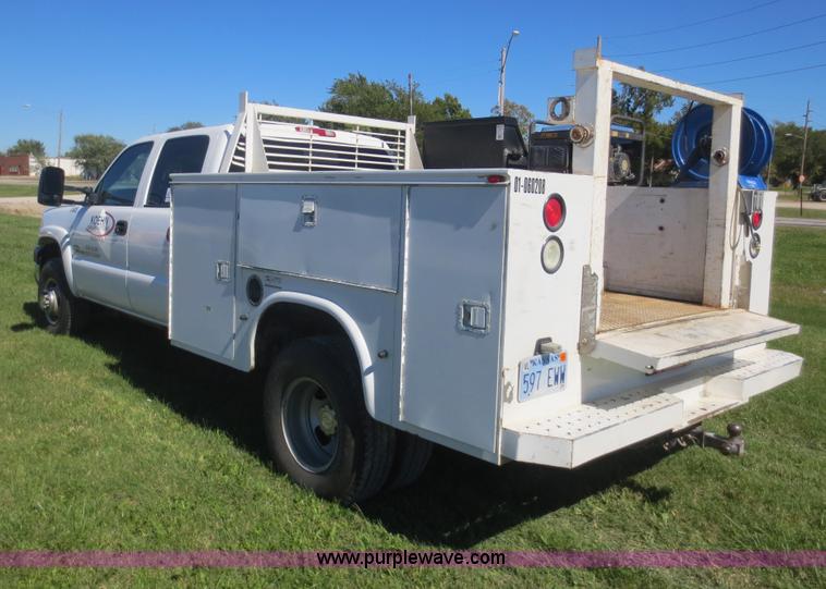 image for item F6689 2006 Chevrolet 3500 Crew Cab utility truck