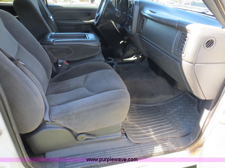 image for item F6689 2006 Chevrolet 3500 Crew Cab utility truck