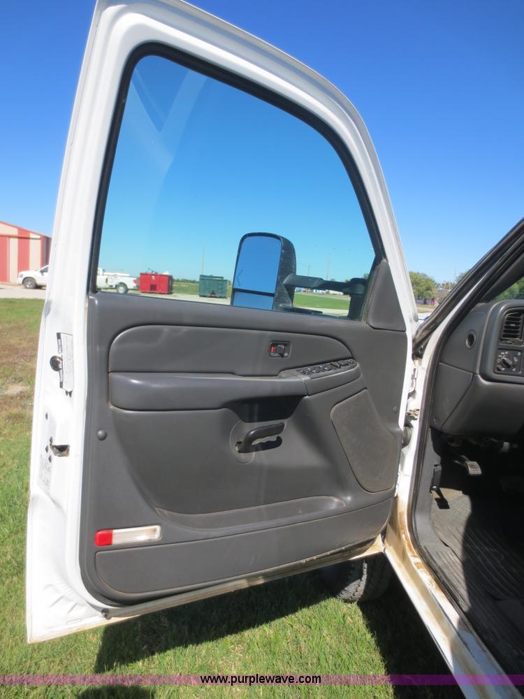 image for item F6689 2006 Chevrolet 3500 Crew Cab utility truck