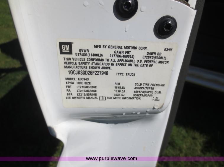 image for item F6689 2006 Chevrolet 3500 Crew Cab utility truck