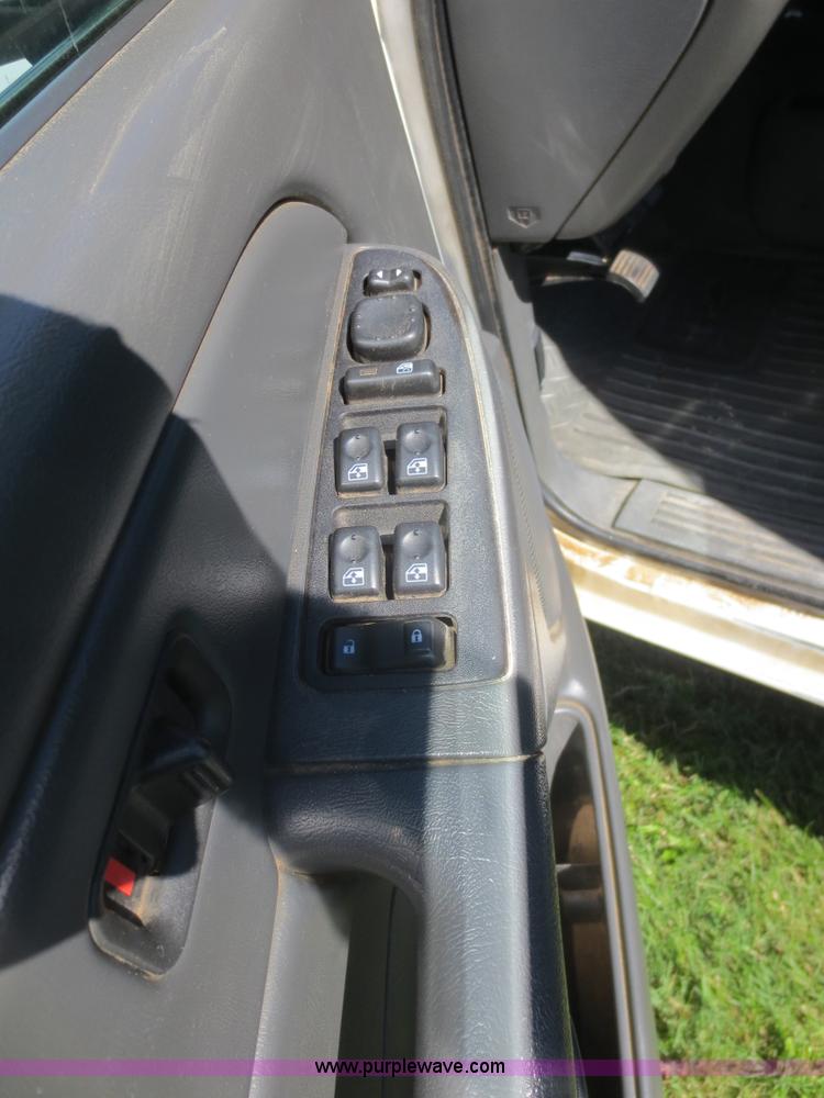 image for item F6689 2006 Chevrolet 3500 Crew Cab utility truck