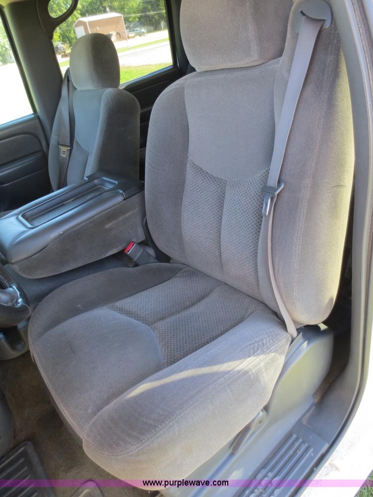 image for item F6689 2006 Chevrolet 3500 Crew Cab utility truck