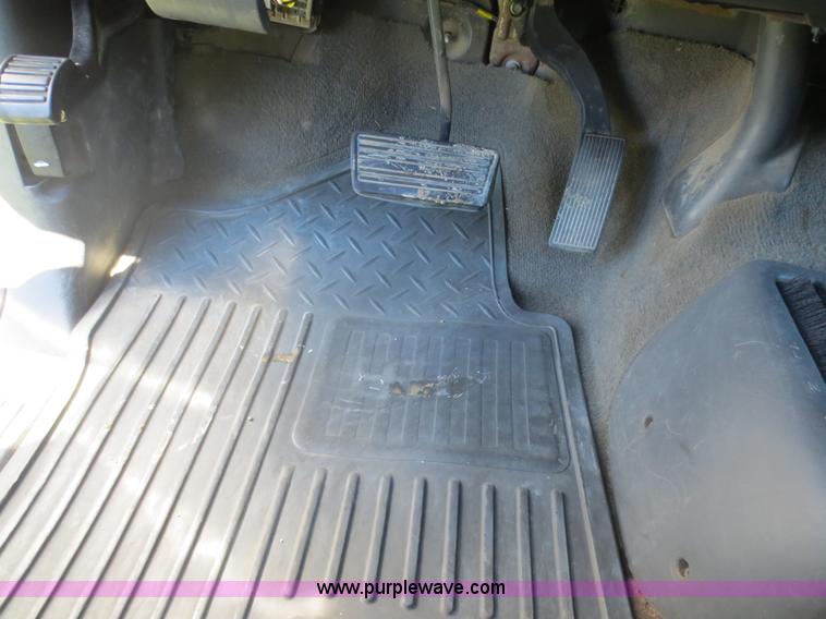 image for item F6689 2006 Chevrolet 3500 Crew Cab utility truck