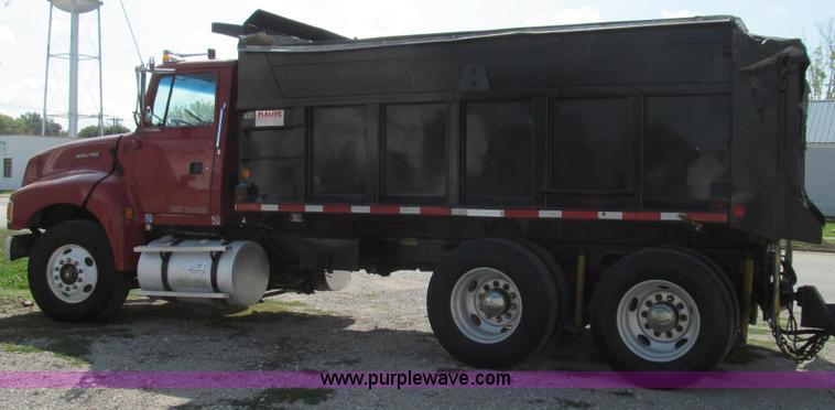 image for item G2124 1997 Ford LTLA9000 AeroMax 120 dump truck