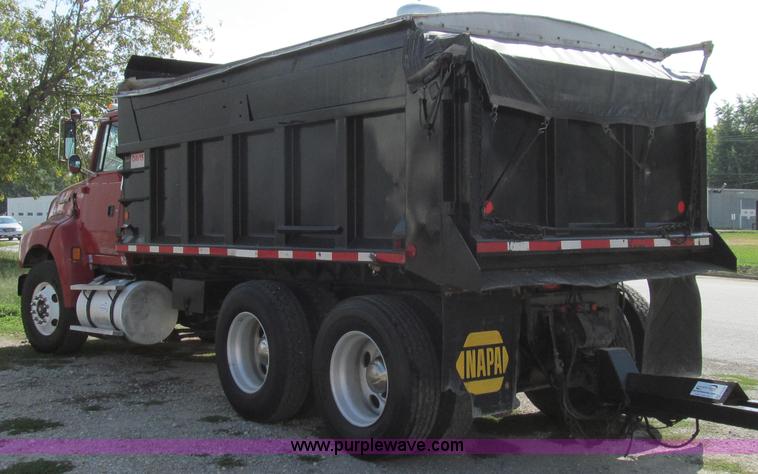 image for item G2124 1997 Ford LTLA9000 AeroMax 120 dump truck