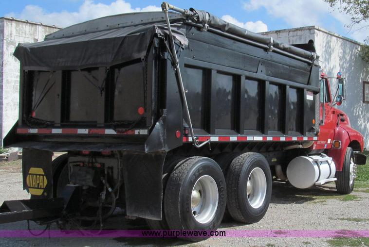 image for item G2124 1997 Ford LTLA9000 AeroMax 120 dump truck