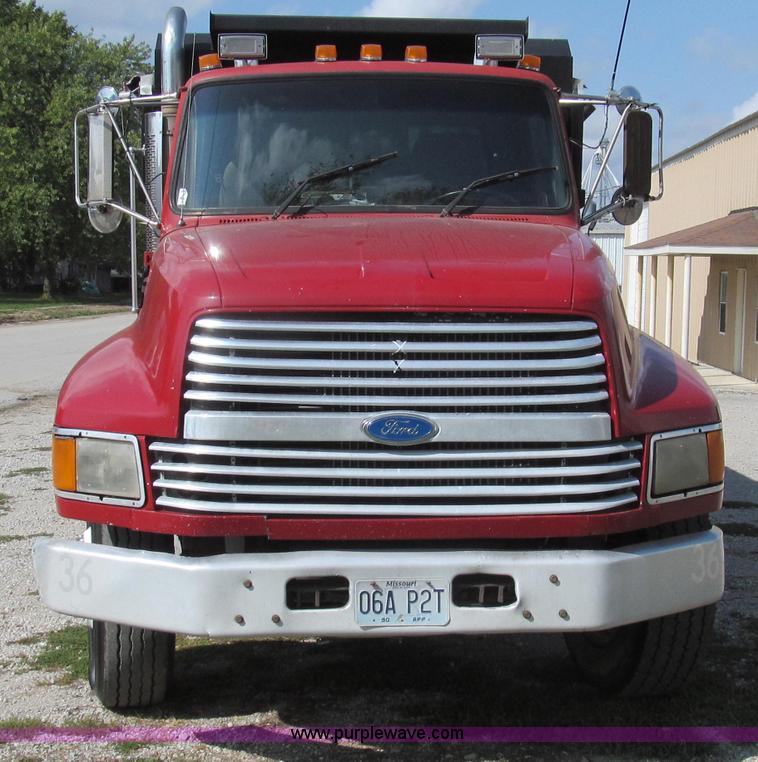 image for item G2124 1997 Ford LTLA9000 AeroMax 120 dump truck