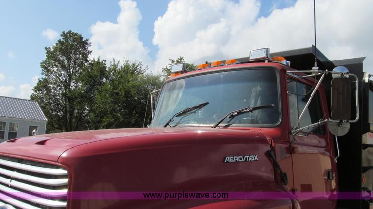 image for item G2124 1997 Ford LTLA9000 AeroMax 120 dump truck