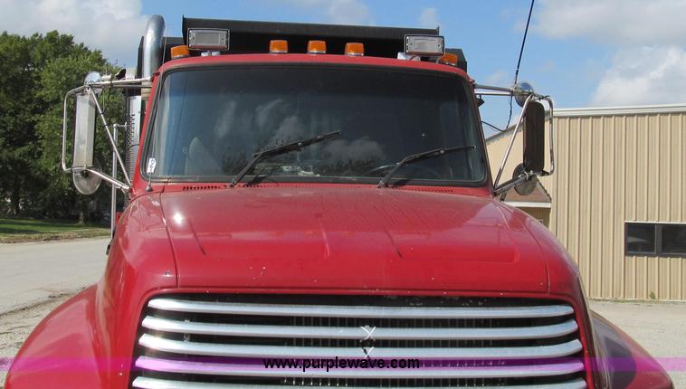 image for item G2124 1997 Ford LTLA9000 AeroMax 120 dump truck