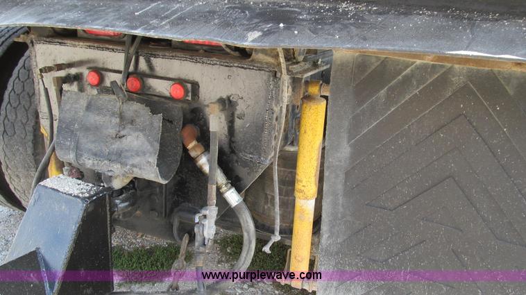 image for item G2124 1997 Ford LTLA9000 AeroMax 120 dump truck