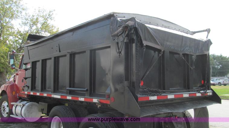 image for item G2124 1997 Ford LTLA9000 AeroMax 120 dump truck