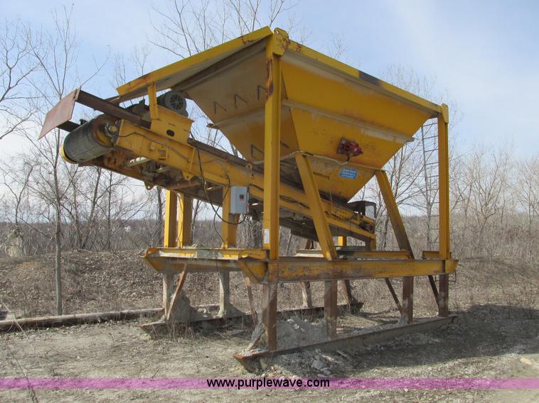 image for item G3049 Surge hopper and conveyor