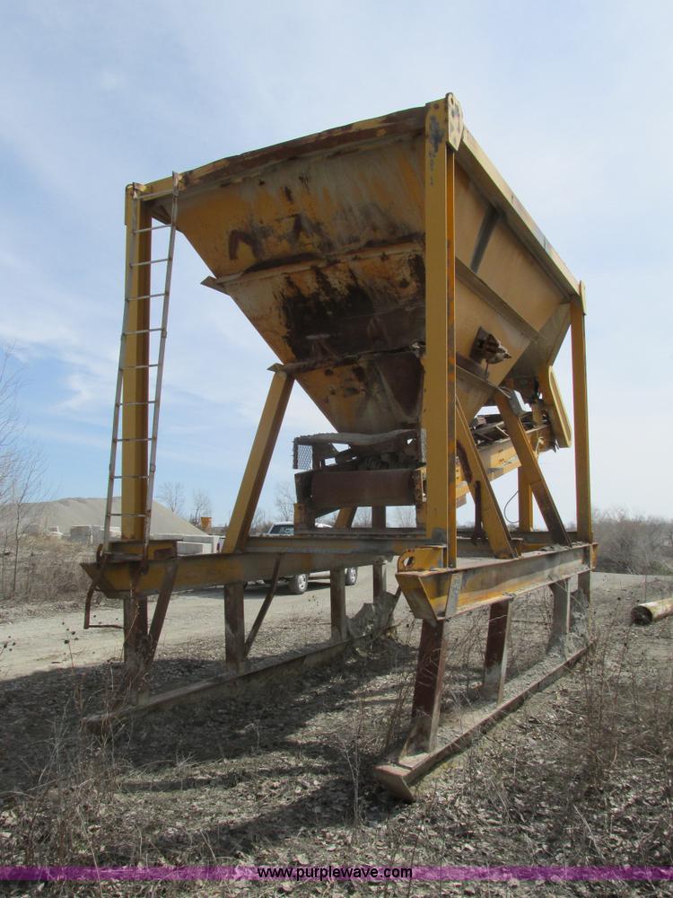 image for item G3049 Surge hopper and conveyor