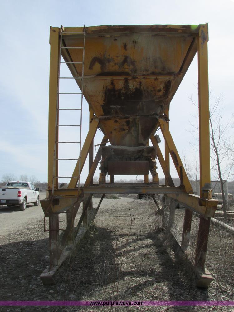 image for item G3049 Surge hopper and conveyor