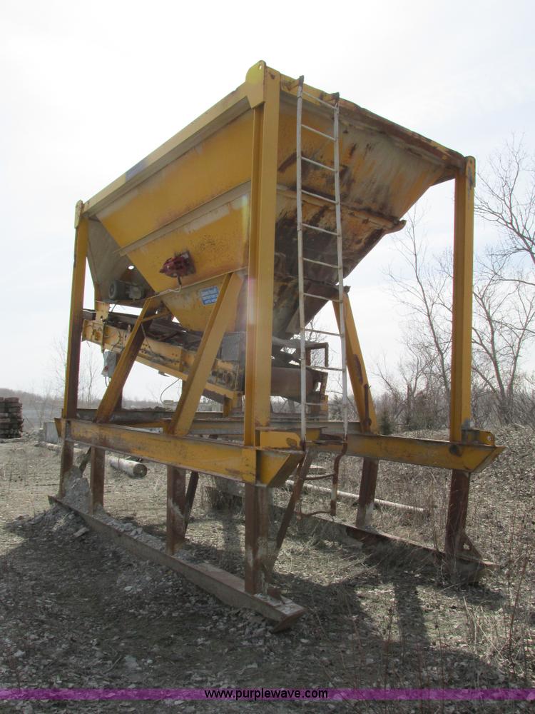 image for item G3049 Surge hopper and conveyor