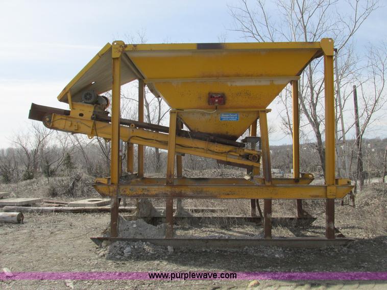 image for item G3049 Surge hopper and conveyor