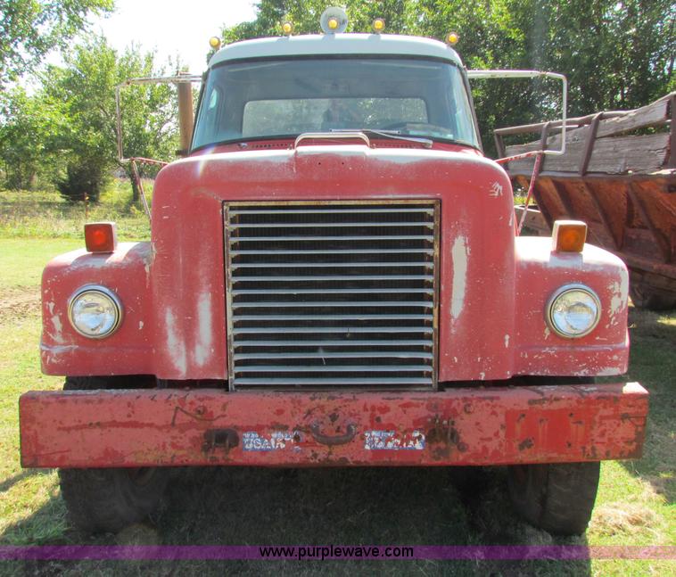 image for item G4195 1969 International semi truck