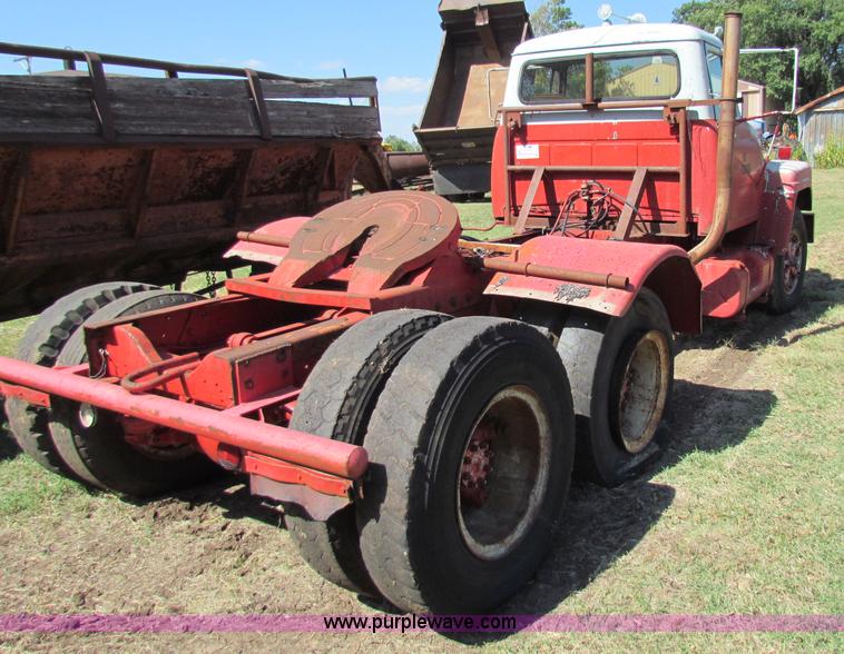 image for item G4195 1969 International semi truck