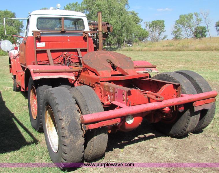 image for item G4195 1969 International semi truck