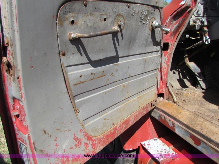 image for item G4195 1969 International semi truck