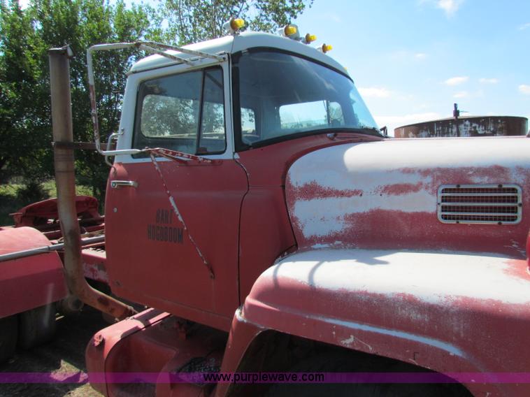 image for item G4195 1969 International semi truck
